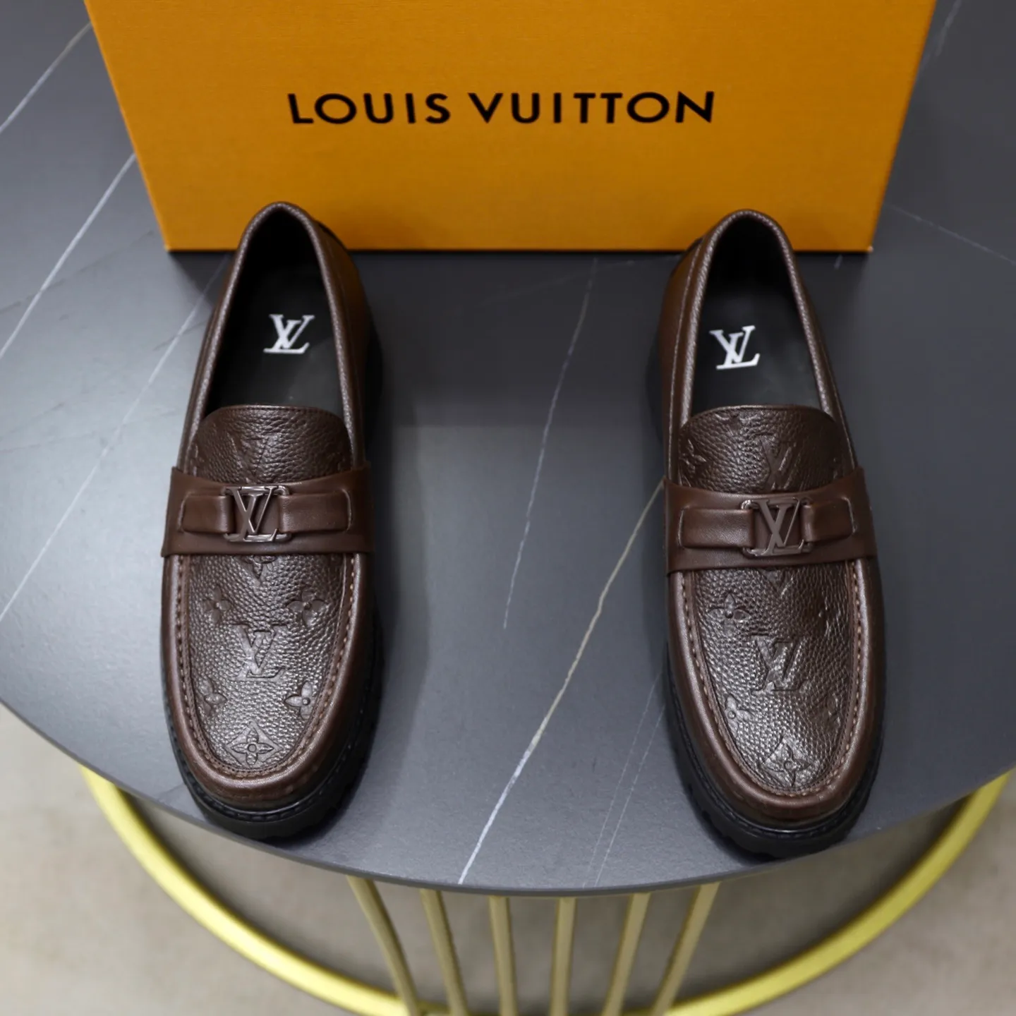 Ex-factory price: 600💰Louis Vuitton LV men's classic Oxford shoes, men's business formal boutique leather shoes, classic style, almond kernel exquisite toe, ultimate art, the whole shoe is made of imported cow leather (open edge beads), carefully selected, fine pores, excellent gloss, soft texture, strong toughness, durable and not easy to deform, apricot fetal cowhide leather lining, soft and comfortable, sweat-absorbent and breathable. Foam outsole, original box and dust bag packaging! Size: 38–44 (45/46 customized)